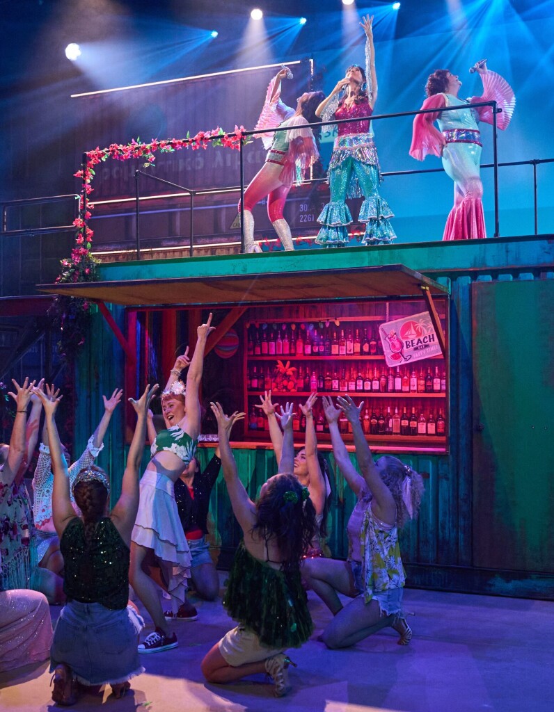 Mamma Mia das Musical auf Schweizerdeutsch mit tanzendem Ensemble und Sängerinnen auf einer farbenfrohen Bühne fotografiert von René Tanner