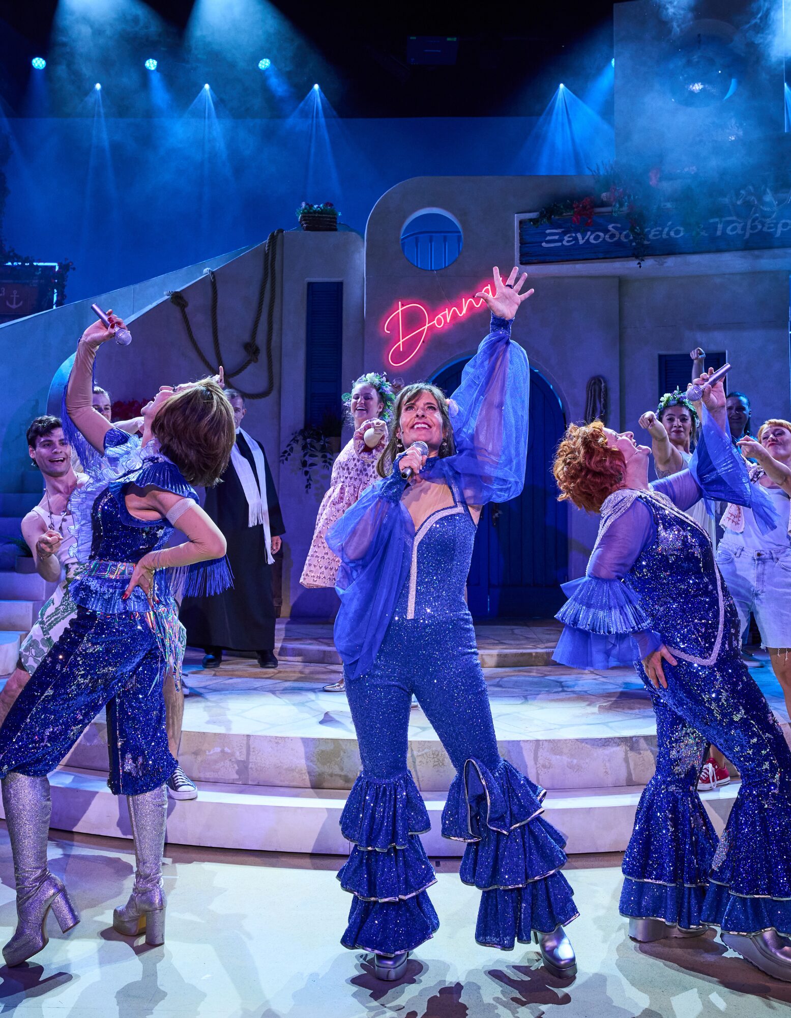 Mamma Mia das Musical auf Schweizerdeutsch mit Sängerinnen und Ensemble in glitzernden blauen Kostümen auf der Bühne fotografiert von René Tanner