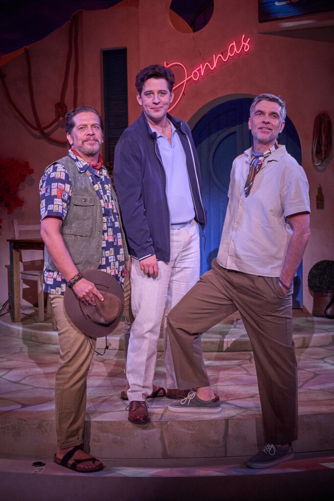 MAMMA MIA Väter Eric Hättenschwiler Diego Valsecchi Nathanael Schaer in Mamma Mia das Musical auf Schweizerdeutsch vor Donnas Taverne fotografiert von René Tanner