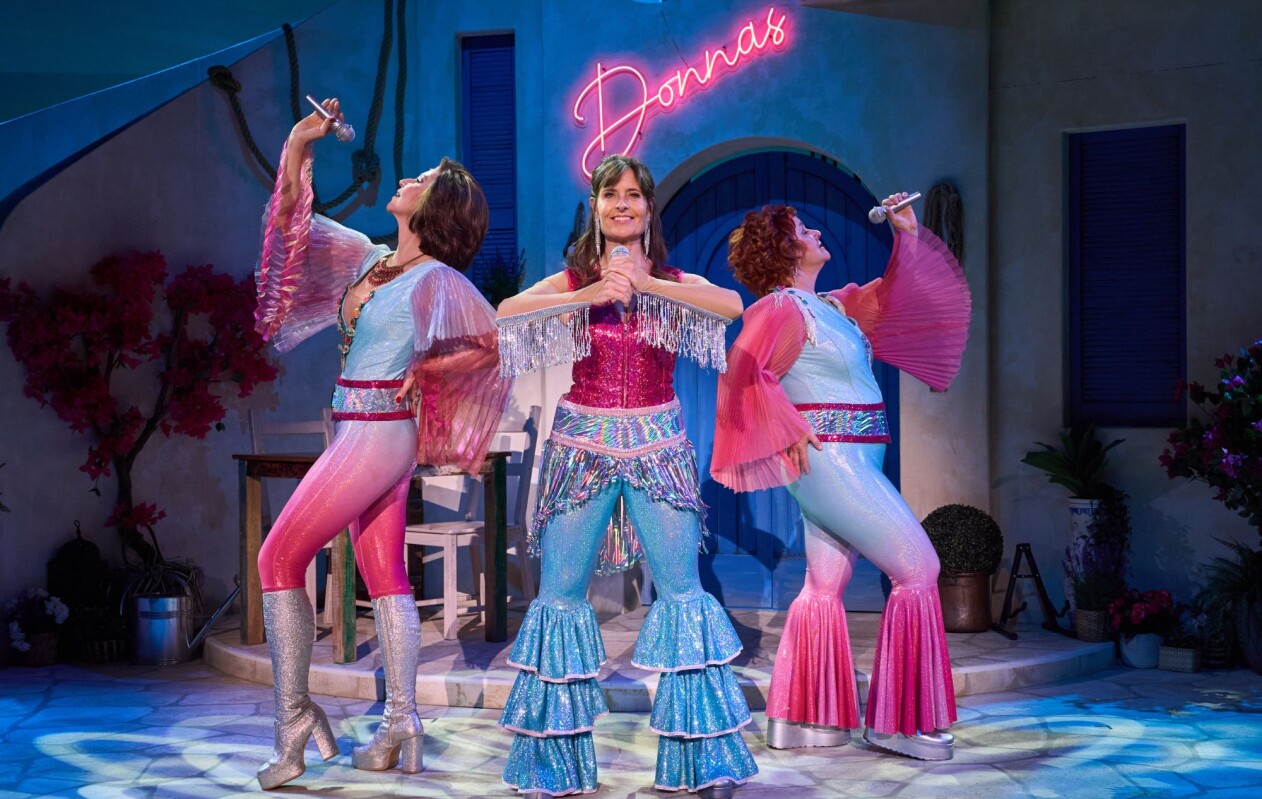 MAMMA MIA Freundinnen Patricia Hodell Sandra Studer Gigi Moto in Mamma Mia das Musical auf Schweizerdeutsch vor Donnas Taverne fotografiert von René Tanner