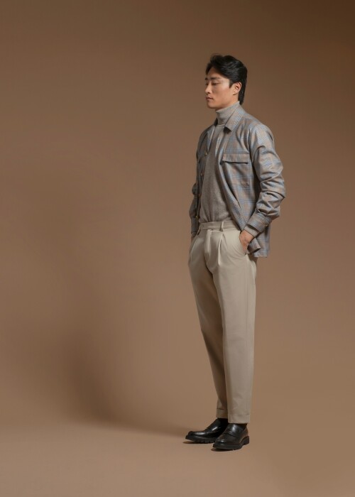 Scabal Overshirt mit Rollkragenpullover und heller Bundfaltenhose aus der Herbst-Winterkollektion 2026, individuell massgeschneidert von Die Manufaktur – deine Schneiderei in St. Gallen.