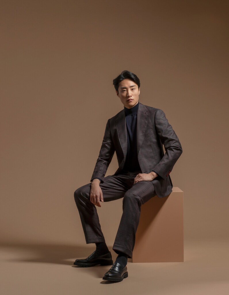 Dunkler Karo Massanzug mit dunkelblauem Rollkragenpullover aus der Scabal Herbst-Winter Kollektion 2026, erhältlich bei Die Manufaktur – deine Schneiderei in St. Gallen.