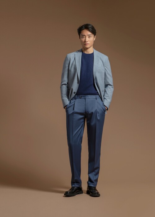 Scabal Anzug mit hellblauem Sakko und blauer Hose aus der Herbst-Winterkollektion 2026, individuell massgeschneidert von Die Manufaktur – deine Schneiderei in St. Gallen.