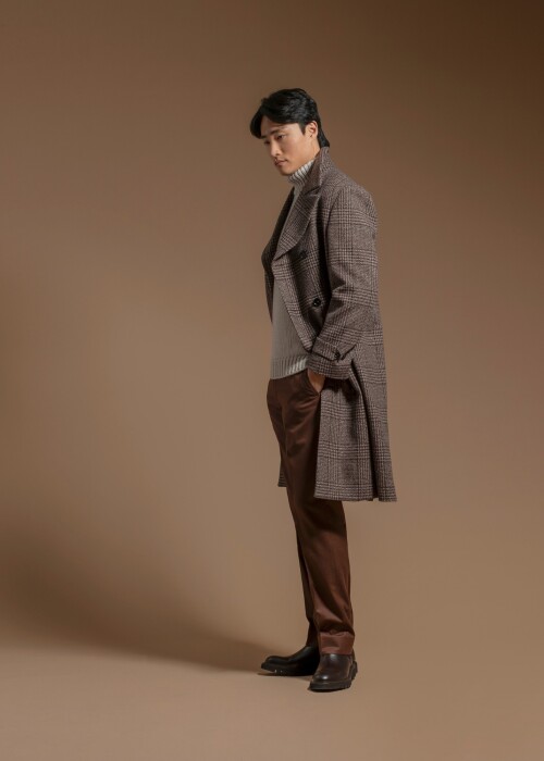 Scabal Mantel mit Glencheck Muster und Rollkragenpullover aus der Herbst-Winterkollektion 2026, individuell massgeschneidert von Die Manufaktur – deine Schneiderei in St. Gallen.